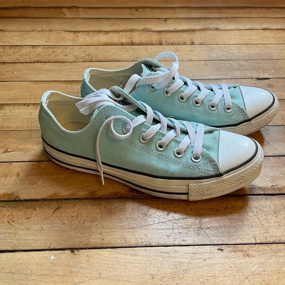 Women’s size 8 Converse sneakers - Picture 2 of 3